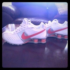 Women's size 9 orange and white Nike Shox